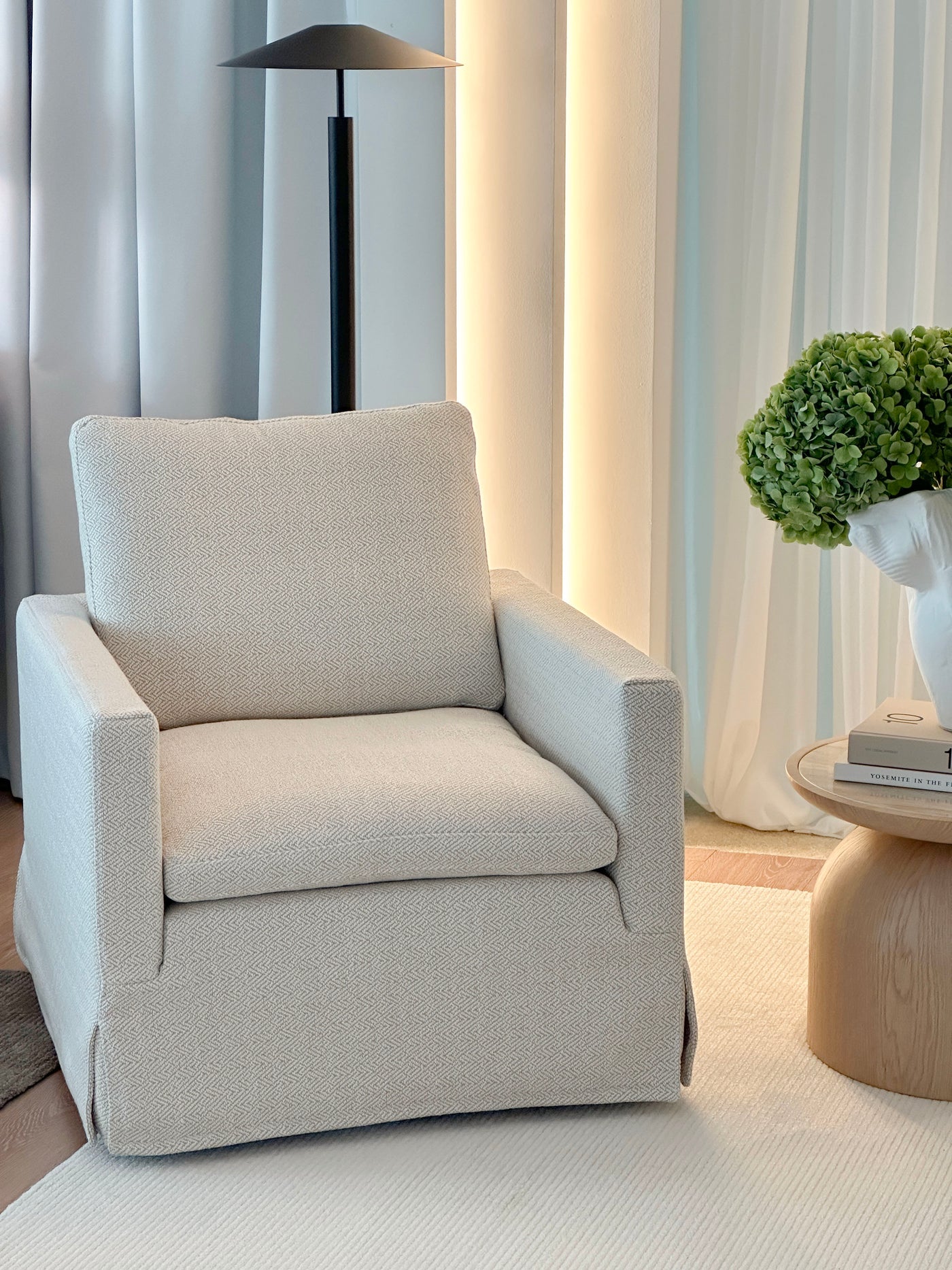 Fantome Swivel Lounge Chair