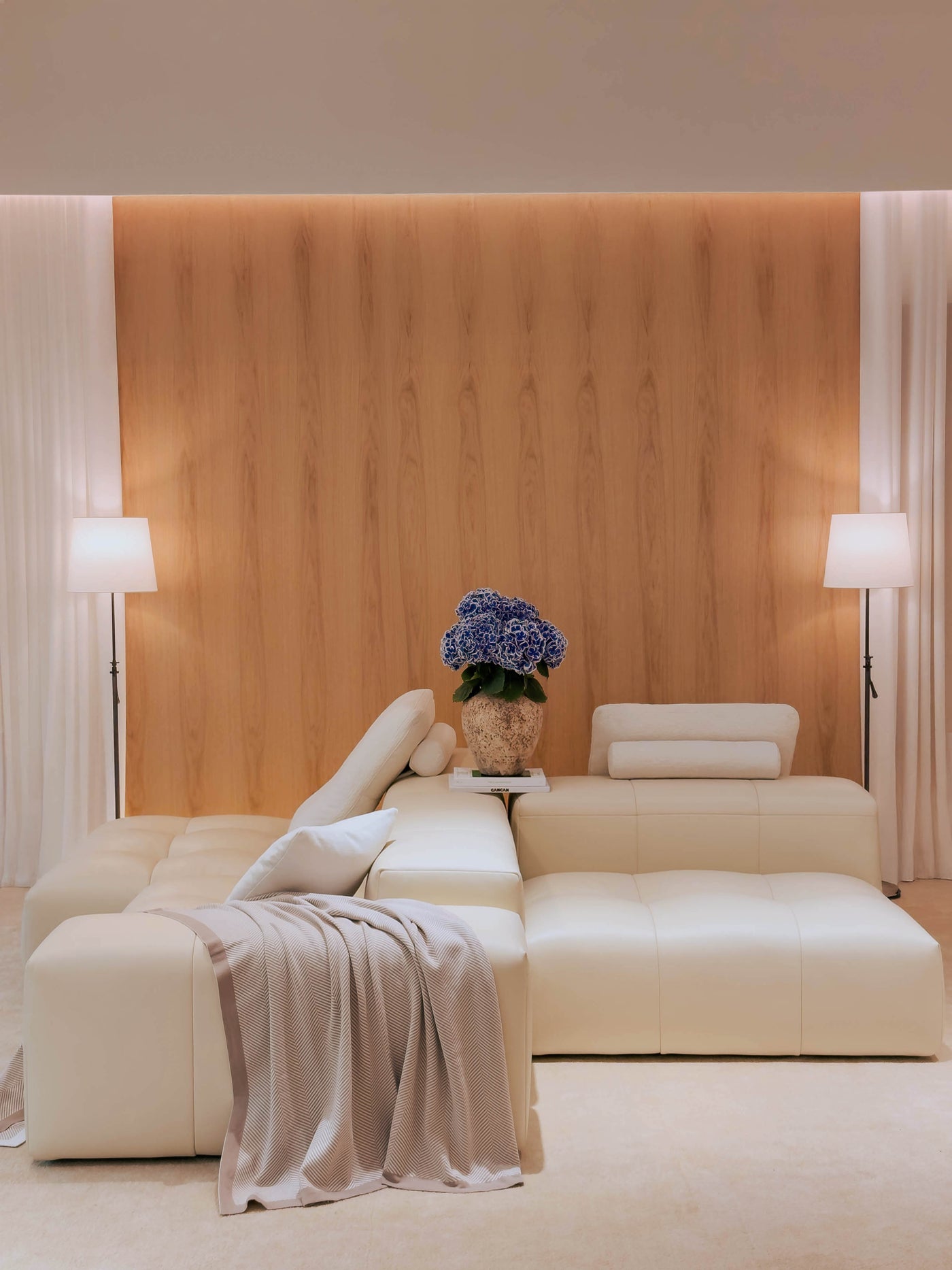 Customizable modular sofa in fabric and leather options