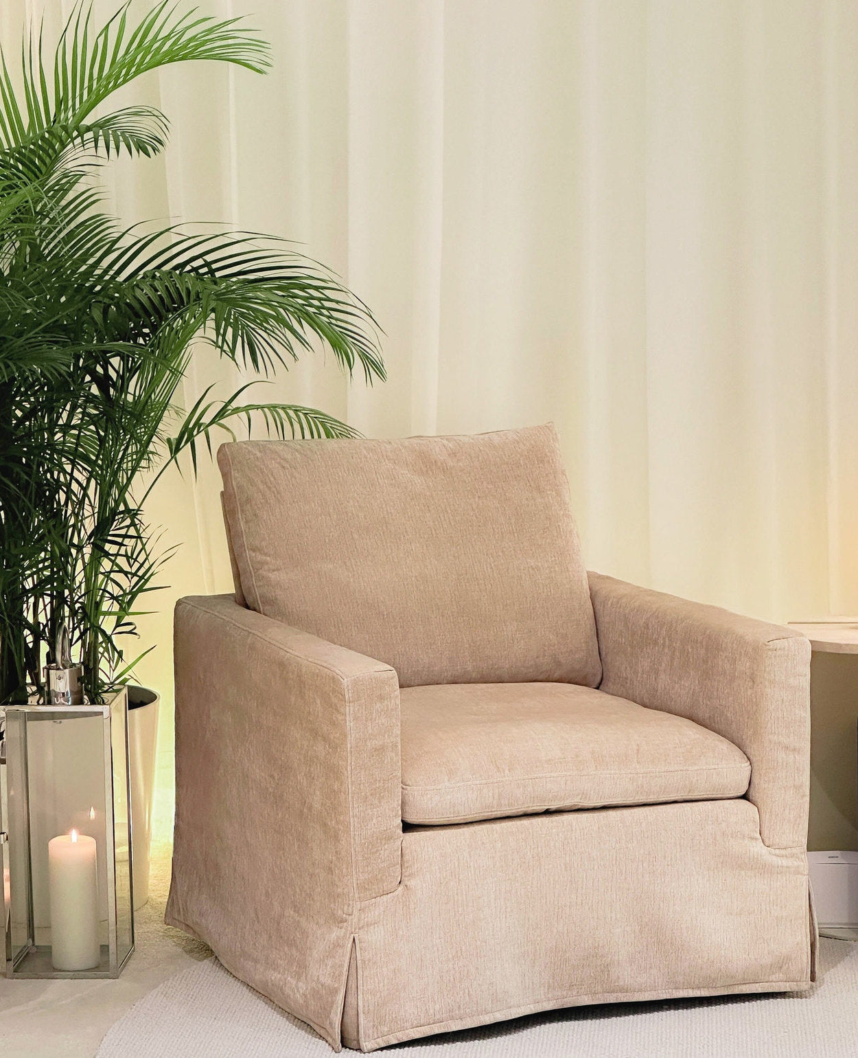 Fantome Swivel Lounge Chair