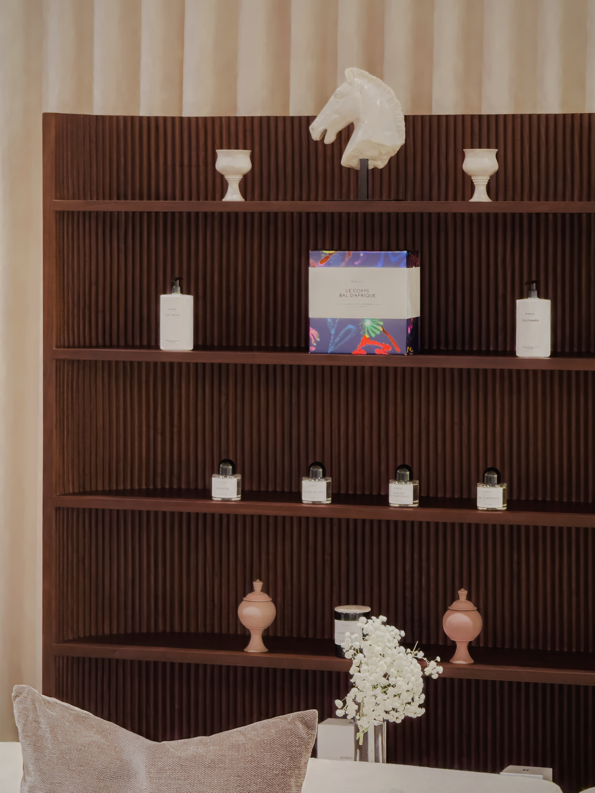 Gemma Shelf – Sculptural Bookshelf for Timeless, Organized Living