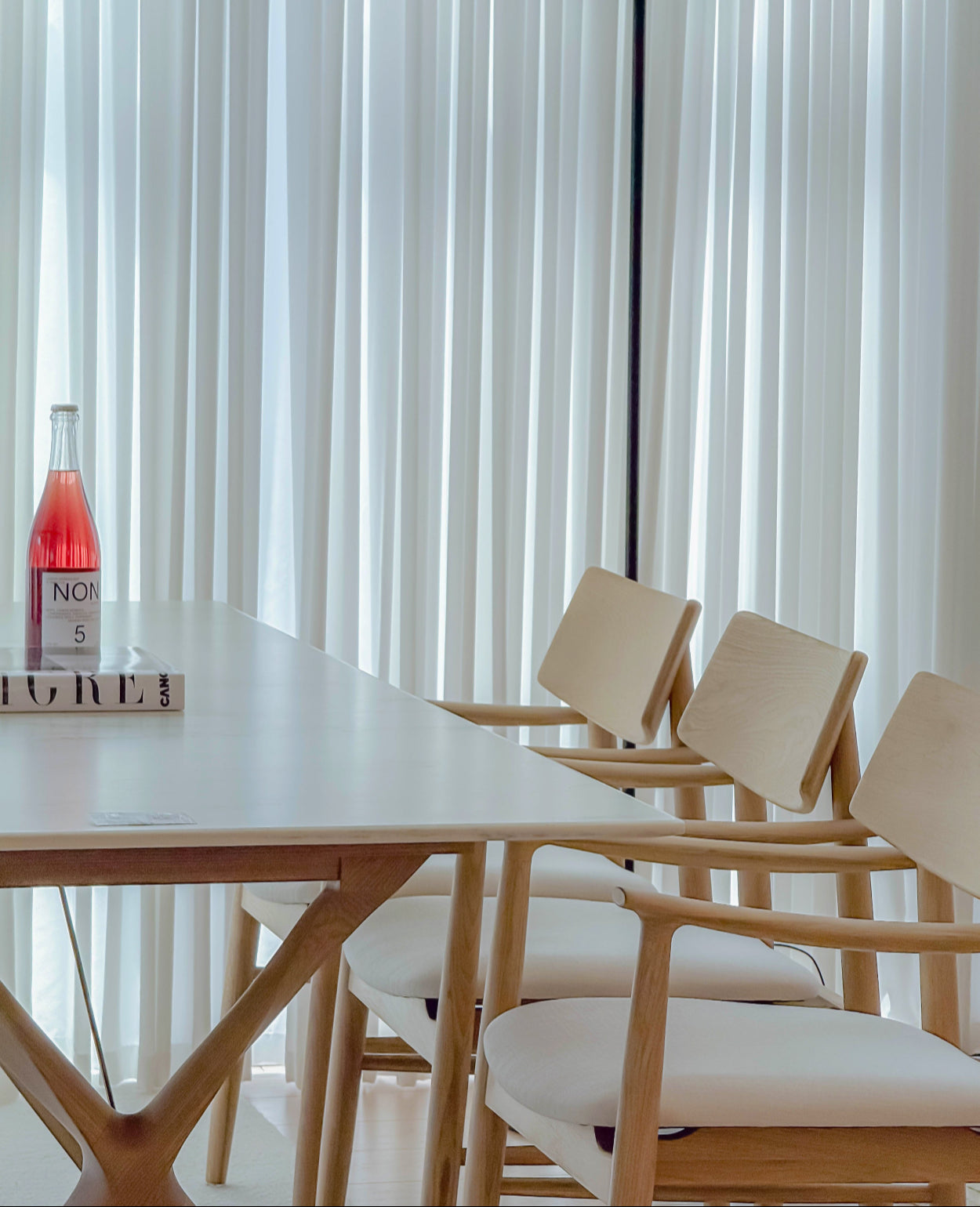 Linné Dining Chair — Sculpted Silhouette in Natural Oak