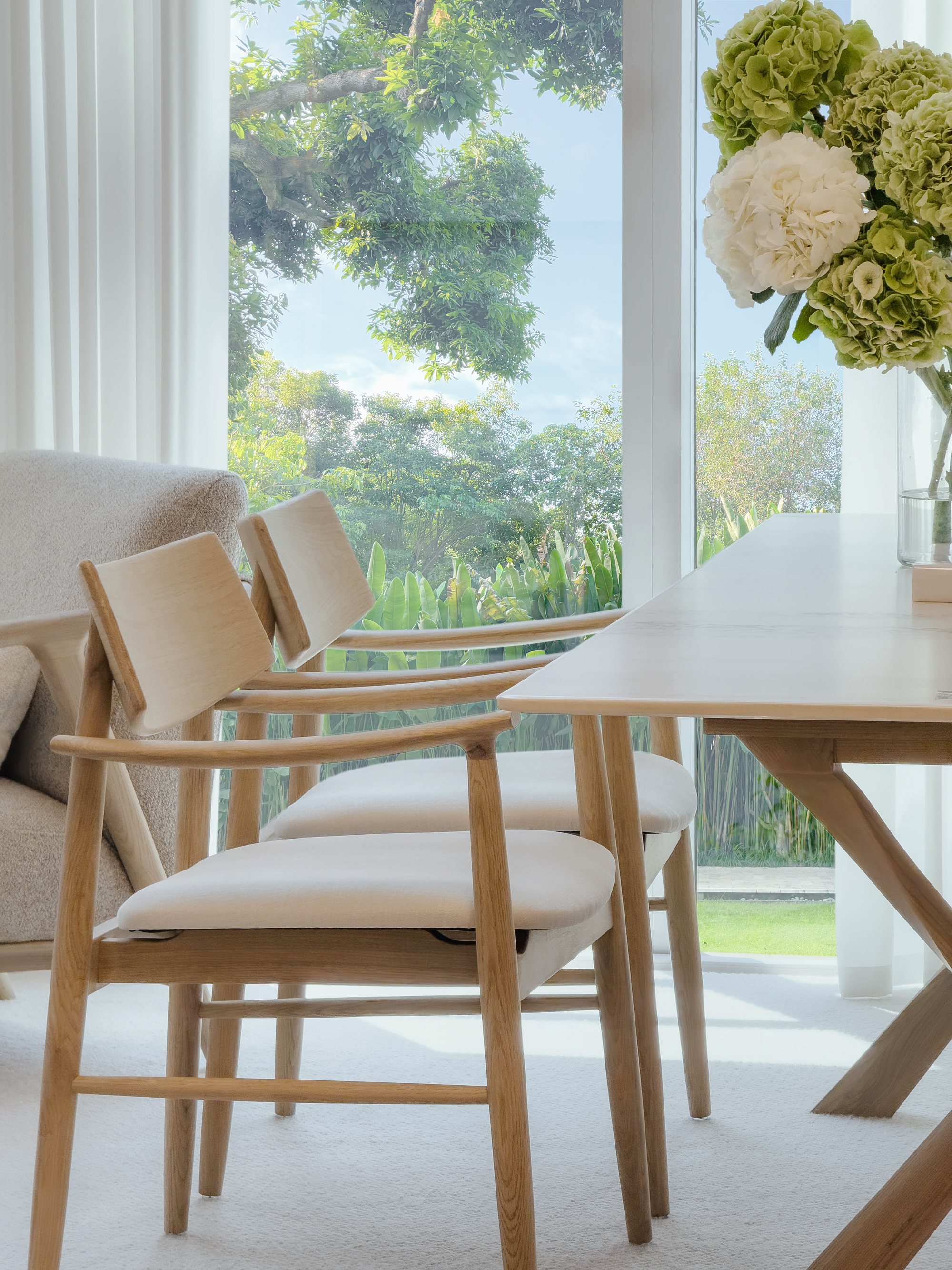 Linné Dining Chair — Sculpted Silhouette in Natural Oak