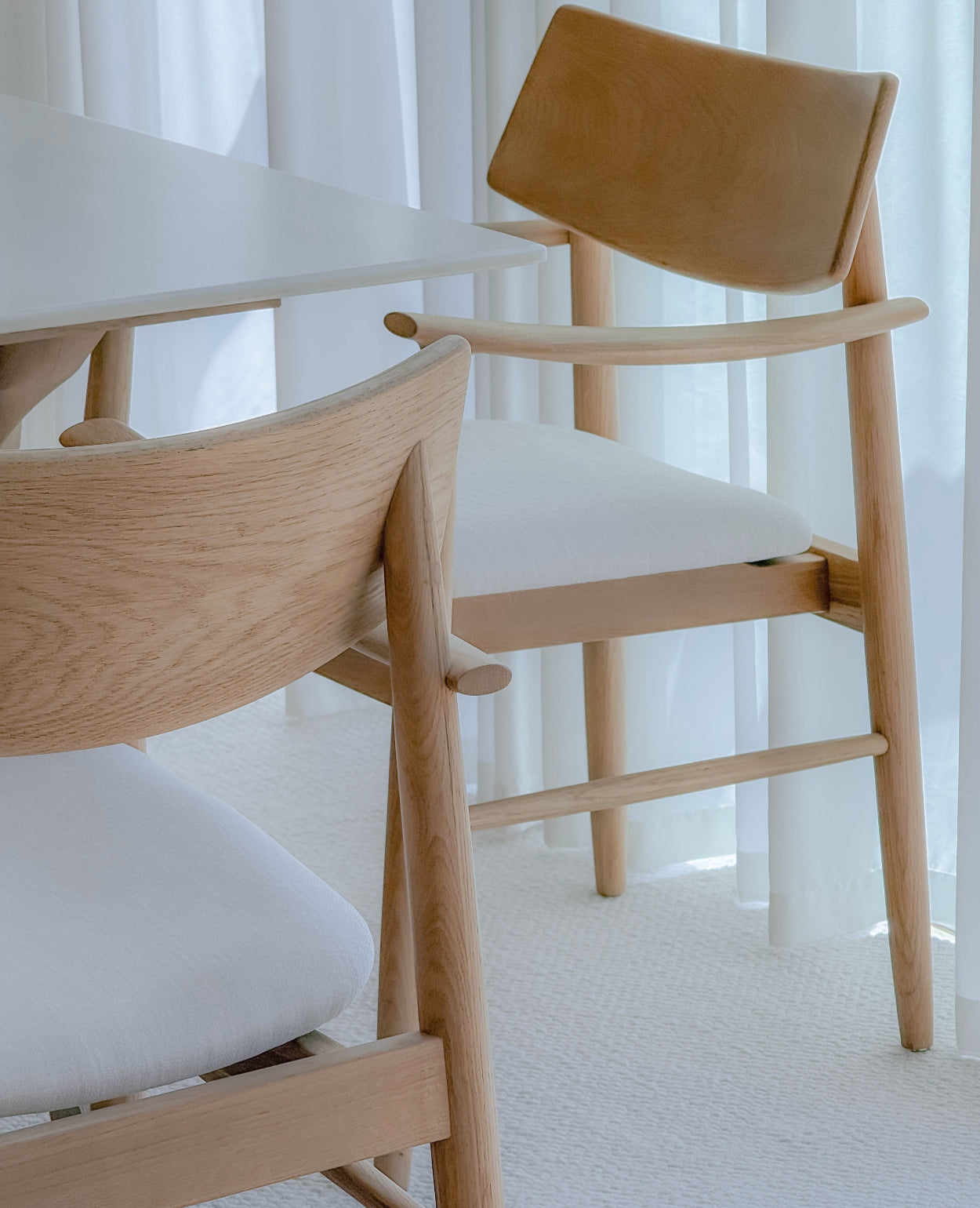 Linné Dining Chair — Sculpted Silhouette in Natural Oak