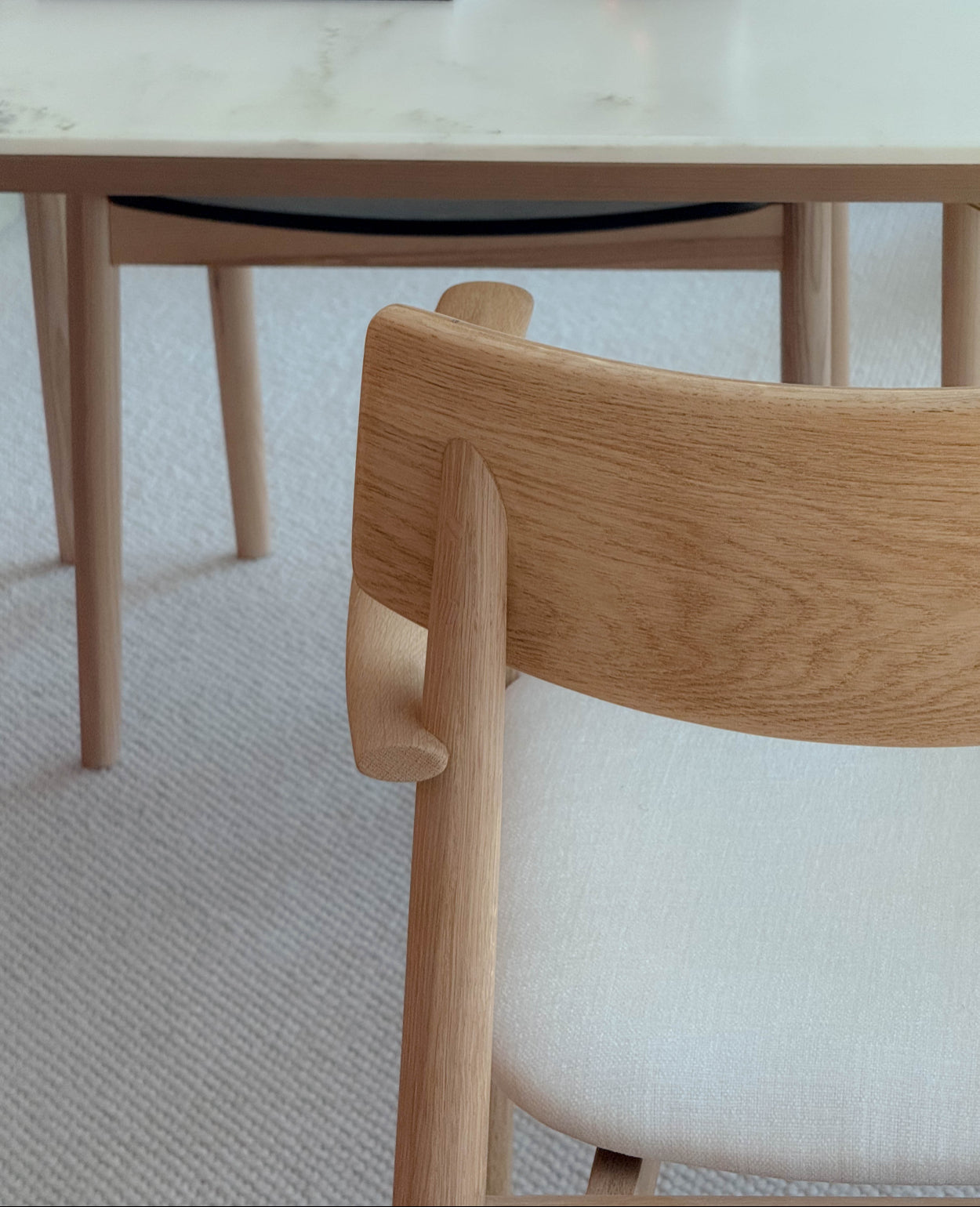 Linné Dining Chair — Sculpted Silhouette in Natural Oak