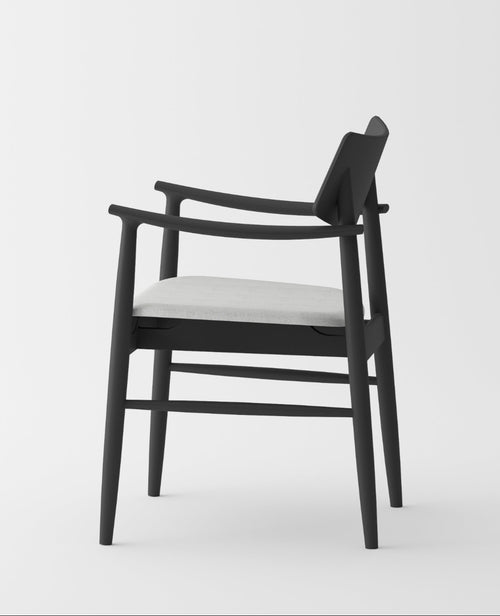 Linné Dining Chair — Sculpted Silhouette in Carbon Black