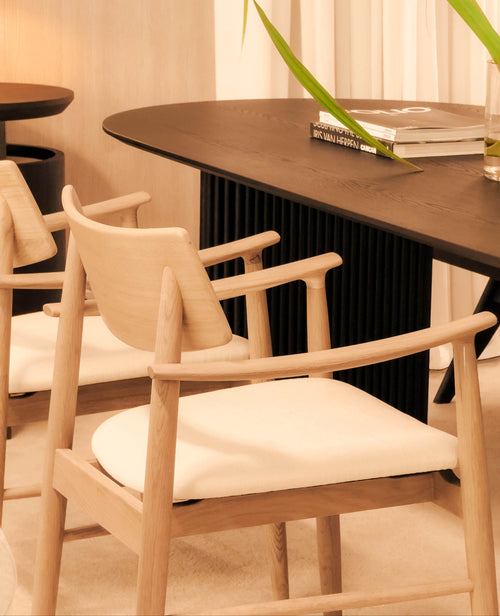 Linné Dining Chair — Sculpted Silhouette in Natural Oak