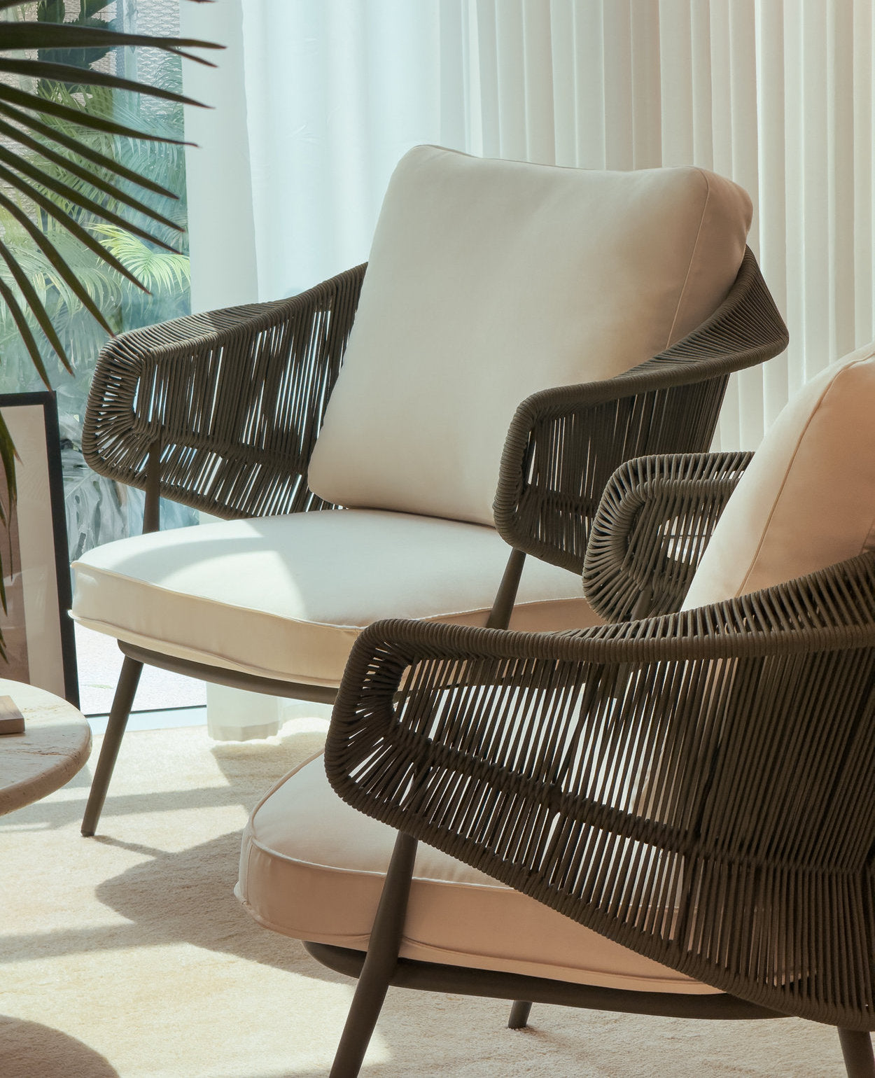 Manta Outdoor Lounge Chair – Weather-Resistant & Washable Cushions