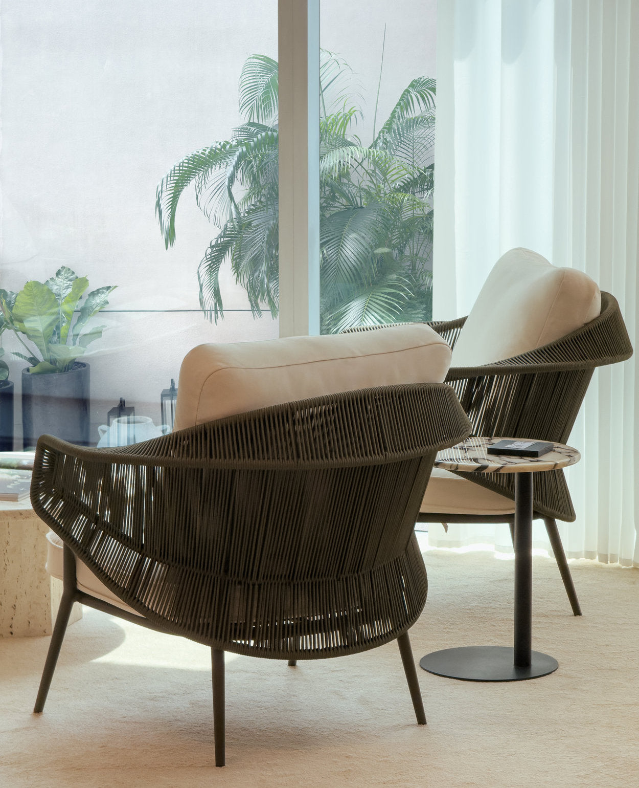 Manta Outdoor Lounge Chair – Weather-Resistant & Washable Cushions