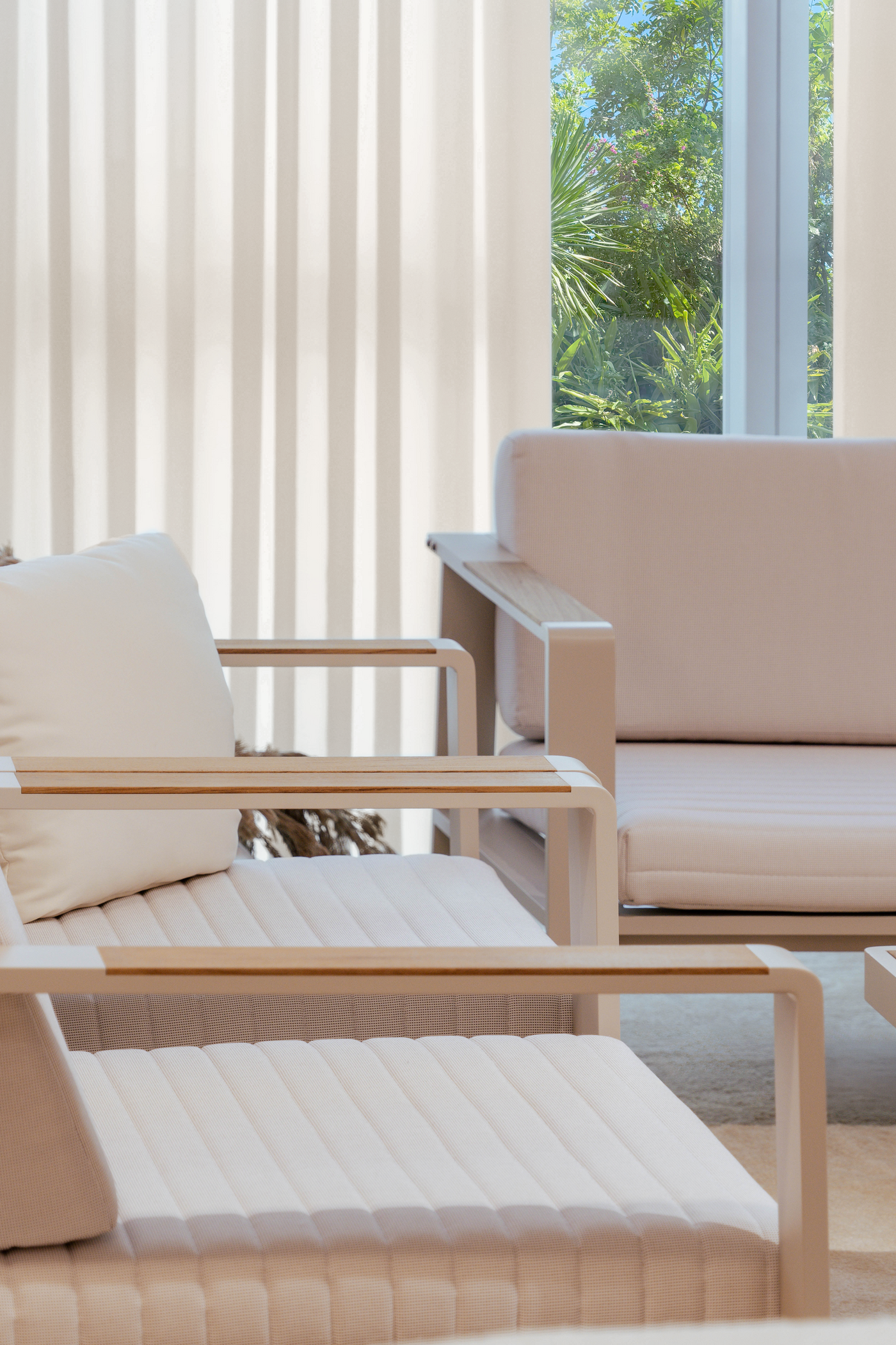 [NEW] Nofi Modern Outdoor Lounge Set – 4-Piece with Teak Wood Top Coffee Table