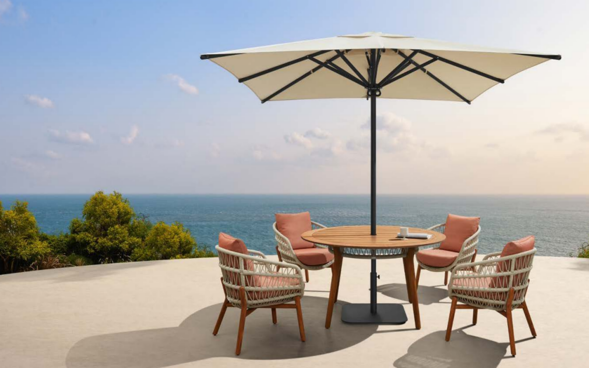 Outdoor_dining_set_c8e886c0-f187-4a7c-8fbd-1b4214c47bbd